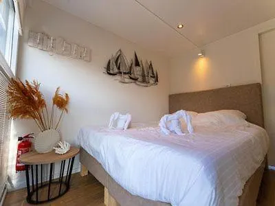 Houseboat Tomio Near Amsterdam Ботель *