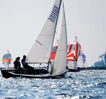 Houseboat Tomio Near Amsterdam Ботель Монникендам