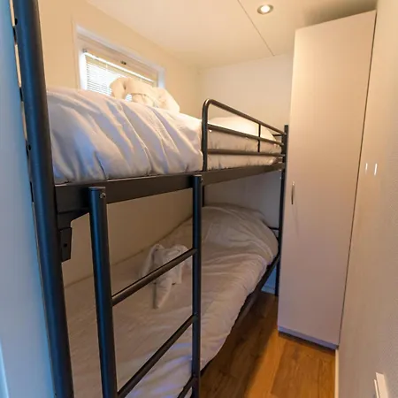 Houseboat Tomio Near Amsterdam Ботель